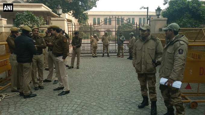 दिल्लीः महाराष्ट्र सदन के बाहर बढ़ाई गई सुरक्षा व्यवस्था।