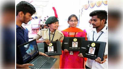 कर्नाटक: बांटे जा रहे हैं सीएम सिद्धारमैया की तस्वीर वाले लैपटॉप