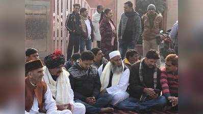 राज्यसभा के लिए डील : राजघाट पर बैठे कपिल मिश्रा, AAP कार्यकर्ताओं के लिए कर रहे प्रार्थना