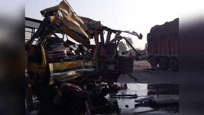 इंदौर: गलत साइड से जा रही स्कूल बस की ट्रक से सीधी भिड़ंत, 5 बच्चों समेत ड्राइवर की मौत