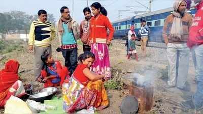 রেল নিষ্কর্মা, অবরোধে মানবিক গ্রামবাসীরাই