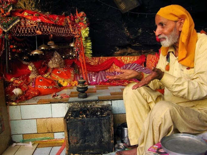 हिंदू ही नहीं मुसलमान भी करते हैं माता की पूजा