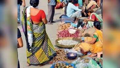 স্টেশনে বাজার, কমছে গতি