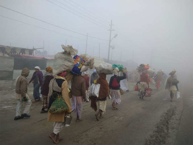 सर्द मौसम में भी स्‍नान के ल‍िए पहुंचे लाखों श्रद्धालु