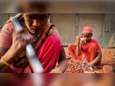 കുഞ്ഞനുജനു വേണ്ടി റോഡരികിൽ  ബാല്യം ത്യജിച്ച് സഹോദരി