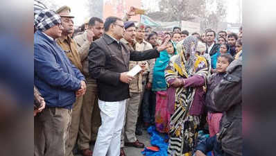 सुलतानपुर: शव रख ग्रामीणों ने की रोड जाम, एसओ की बर्खास्तगी की मांग