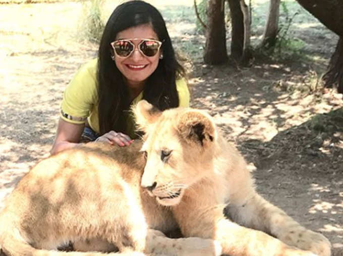 शेर के साथ तान्या यादव की फोटो