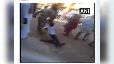 कर्नाटक: देवगौड़ा का परिवार था मंदिर में, बुजुर्ग भक्‍त को पुलिसकर्मी ने घसीटा