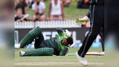 पाकिस्तानी ऑलराउंडर शोएब मलिक के सिर पर लगी गेंद