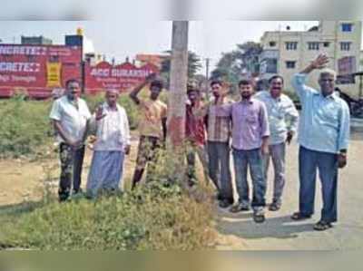 ವಿದ್ಯುತ್‌ ಕಂಬ ದುರಸ್ತಿಗೆ ಆಗ್ರಹಿಸಿ ನಿವಾಸಿಗಳ ಪ್ರತಿಭಟನೆ