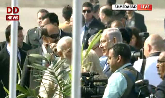 पीएम मोदी ने अहमदाबाद एयरपोर्ट पर नेतन्याहू की अगवानी की