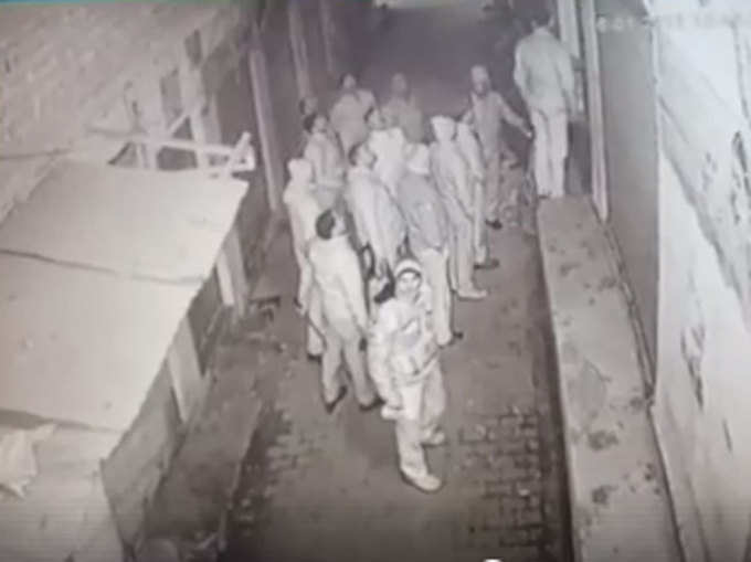 कासिफ के घर बाहर पहुंचे पुलिस वालों की फुटेज पड़ोसी के सीसीटीवी कैमरे में हुई कैद