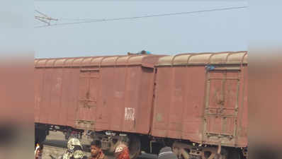 रेलवे की हाईटेंशन लाइन की चपेट में आने से किशोर की मौत