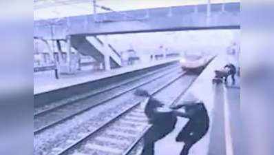 ट्रेन के आगे खुदकुशी करने जा रहे शख्स को बचानेवाली बहादुर महिला की हो रही तारीफ