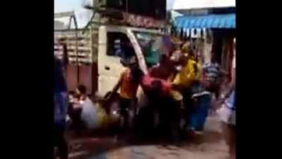 காணும் பொங்கல் அன்று கொண்டாட்டத்தில் ஈடுபட்டிருந்தவர்கள் மீது டிரக் மோதல்