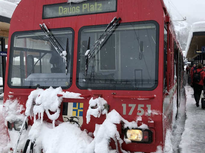 ट्रेनों पर भी हुआ बर्फबारी का असर