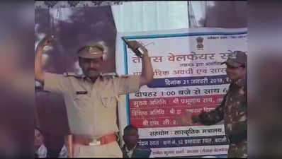 पुलिस की ड्रेस में स्टेज पर डांस कर दिखाया तमंचा