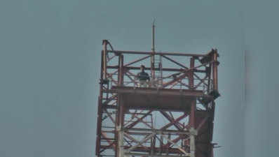 पद्मावत विवाद: पेट्रोल लेकर 350 फुट ऊंचे टावर पर चढ़ा युवक, आत्मदाह की धमकी