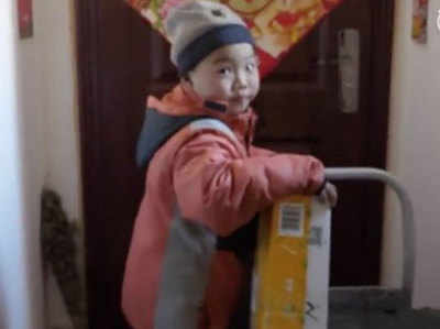 चीन में गरीबी पर बहस, 7 साल का बच्चा बन गया डिलिवरी बॉय!