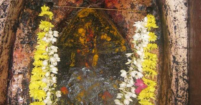 மார்பளவு தண்ணீரில் மூழ்கியிருக்கும் விசித்திர கோவில்!