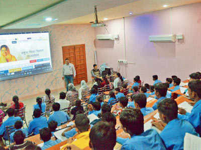 पालिका शाळांमध्ये विद्यार्थ्यांना डिजिटल धडे