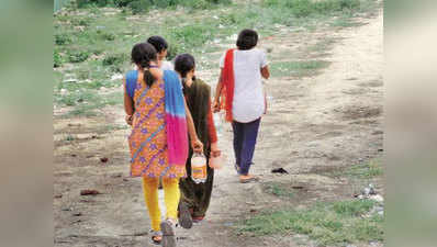 दिल्ली के आया नगर में महिलाएं खुले में शौच जाने के लिए मजबूर