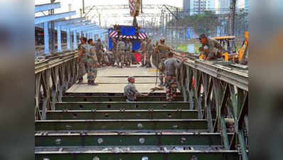 मुंबई: डोकलाम से लाई सामग्रियों से रेलवे स्टेशन के ब्रिज तैयार कर रही आर्मी