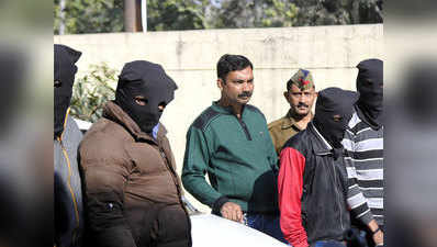 दिल्ली पुलिस से बर्खास्त, चलाता था चोर गैंग