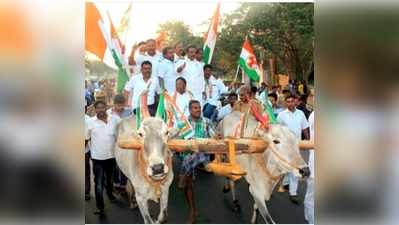 பெட்ரோல், டீசல் உயர்வை கண்டித்து மாட்டு வண்டி ஓட்டி வந்த முதல்வர்!