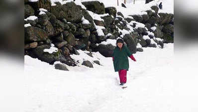 कश्‍मीर में बर्फबारी, पर्यटकों के चेहरे ख‍िले