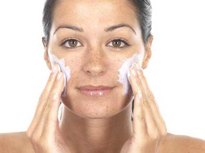 सनस्क्रीन के इस्तेमाल से चेहरे को रखें सॉफ्ट