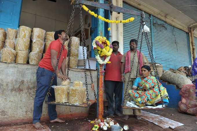 బంగారంతో తులాభారం.. మొక్కు తీర్చుకుంటున్న మహిళ