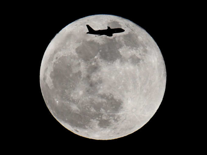 चांद के बीच हवाई जहाज