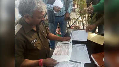 जौनपुरः छप रही थीं बोर्ड परीक्षाओं की नकली उत्तर पुस्तिकाएं, पुस्तक केंद्र का मालिक हिरासत में