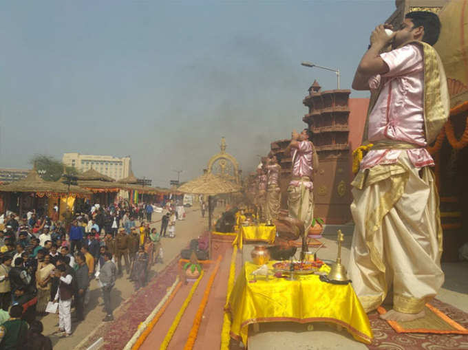 काशी से गए पुजारियों ने की आरती