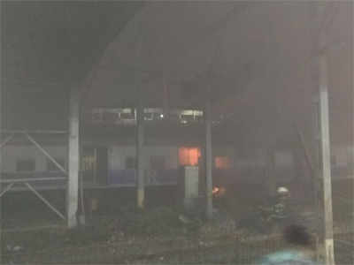 मुंबई: ठाणे लोकलच्या डब्याला आग, दादर स्थानकात गाडी थांबवली