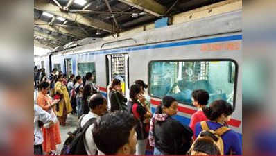 AC की तैसी: मुंबई में लेट हो रहीं लोकल ट्रेनें