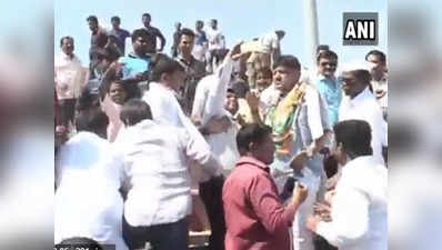 कर्नाटक के मंत्री डीके शिवकुमार ने सेल्फी ले रहे युवक का फोन गिराया, देखें विडियो