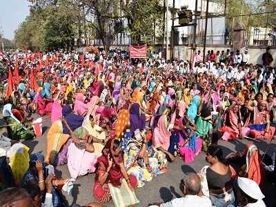 लोकसंघर्ष मोर्चातर्फे मागण्यांसाठी एल्गार