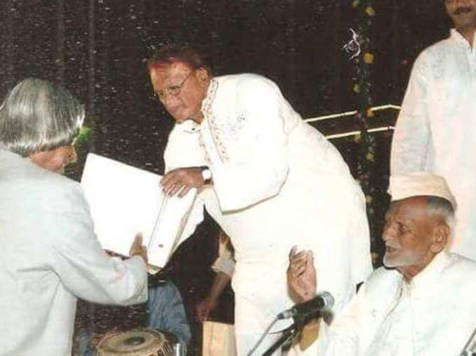 एक कार्यक्रम के दौरान सम्मानित करते पूर्व राष्ट्रपति कलाम.