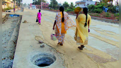 ಬಾಯ್ತೆರೆದಿವೆ ಒಳಚರಂಡಿ ಮ್ಯಾನ್‌ಹೋಲ್‌ಗಳು