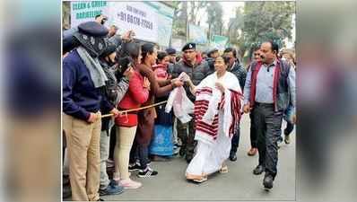 পাহাড়ে শান্তির পায়রা দেখলেন মমতা