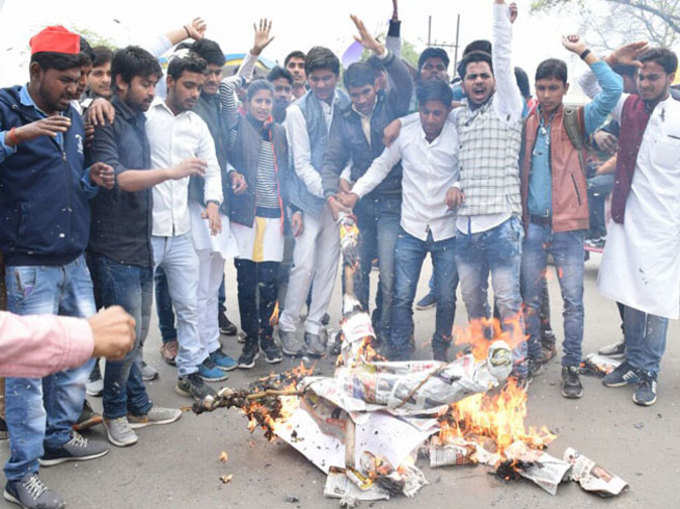 छात्रों ने जलाया प्रदेश सरकार का पुतला