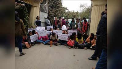 बीएचयू की छात्राएं फिर सड़क पर उतरीं, लगाया वसूली का आरोप