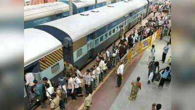 रेलवे की लापरवाही से परेशान हुए सैकड़ों यात्री