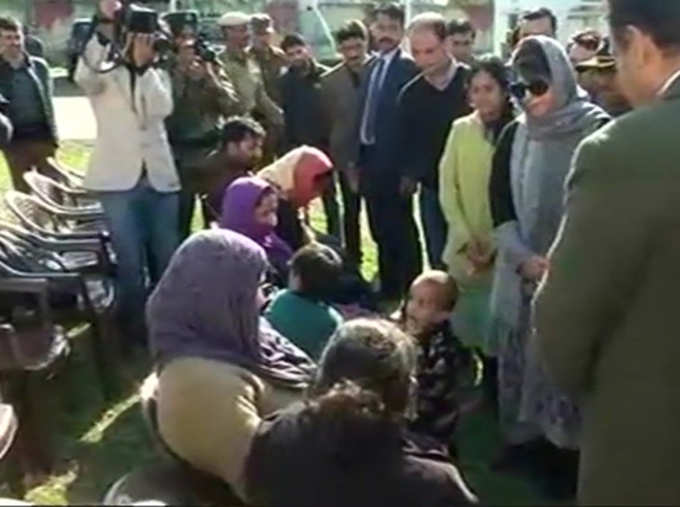 जम्मू-काश्मीरच्या मुख्यमंत्री मेहबूबा मुफ्ती यांनी घेतली सुंजवान लष्करी तळावरील हल्ल्यातील शहीदांच्या कुटुंबीयांची भेट