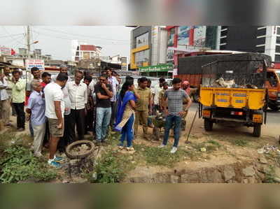 ಹೊಳೆಗೆ ಕಸ ವಿಲೇವಾರಿ: ಸಾರ್ವಜನಿಕರ ಪ್ರತಿಭಟನೆ