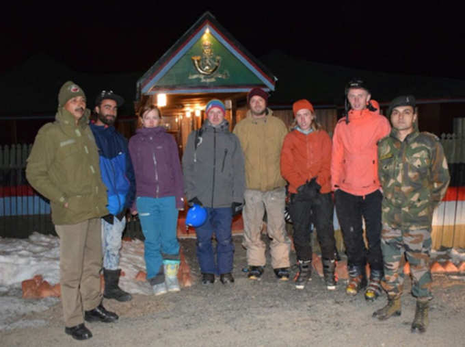 जम्मू-काश्मीर: लष्कराने गुलमर्गमध्ये स्कीइंगच्या (स्कीच्या मदतीने बर्फावरून घसरत जात) मदतीने परदेशी पर्यटकांची केली सुटका.