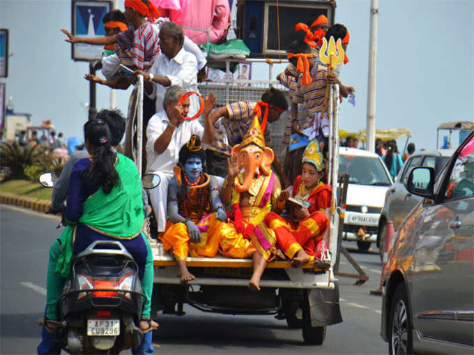 जब गाड़ी पर सवार होकर निकला शिव परिवार