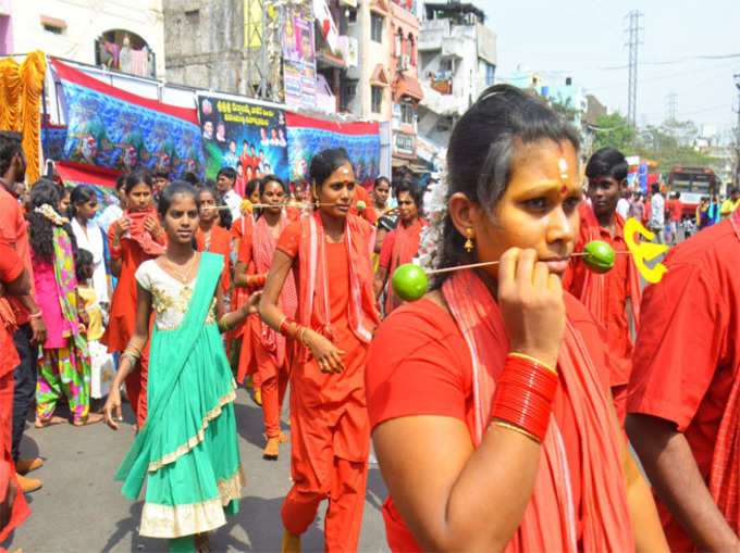 भक्ति में पुरुषों से कम नहीं महिलाएं देखें